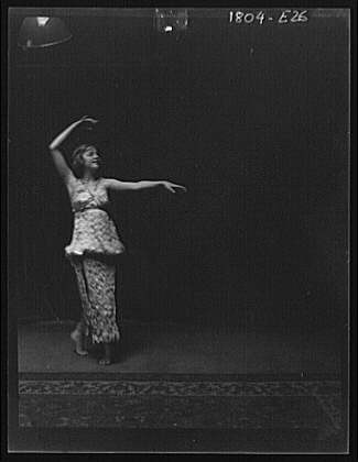 Carmen,Miss,portrait photo,fabrics,women,costume,curtain,Arnold Genthe,1917 2