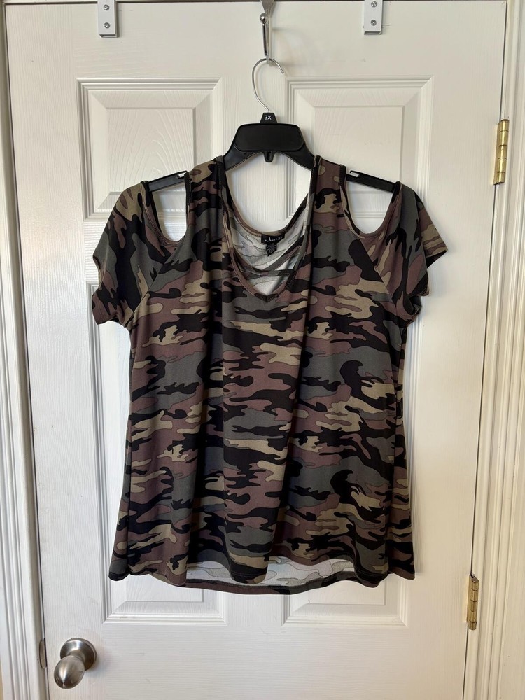 2X Justify Women's Plus Camouflage Cold Shoulder Top