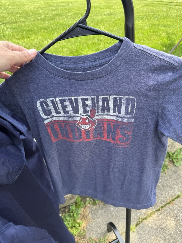 Youth Medium Cleveland Indians T-shirt