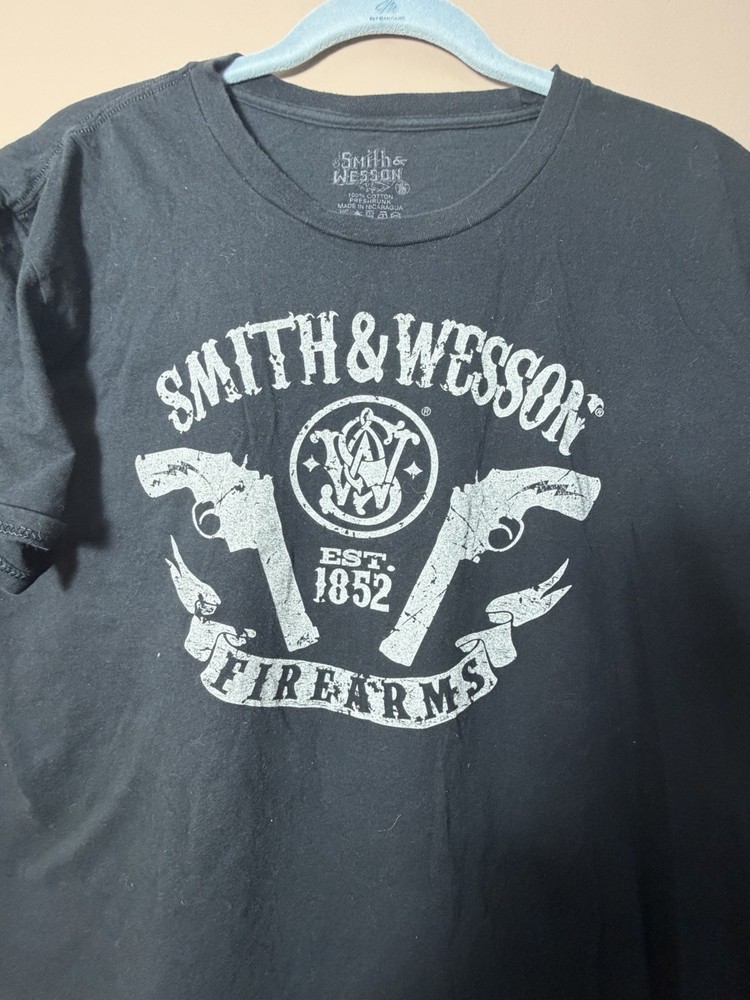 Smith &Wesson Firearms Black Graphic T-Shirt Size XL Distressed Logo 100% Cotton