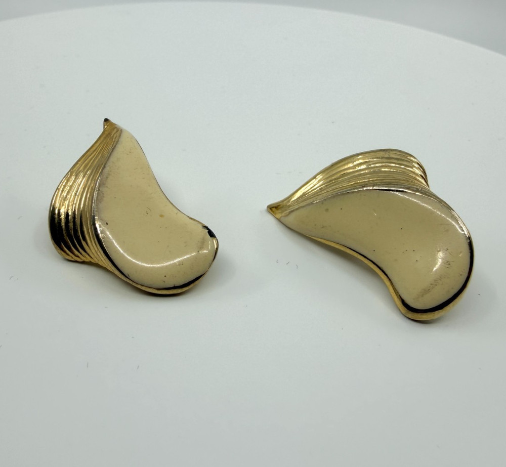 Vintage 1980s Retro Cream Enamel Gold Tone Ribbed Swirl Clip On Earrings Classic