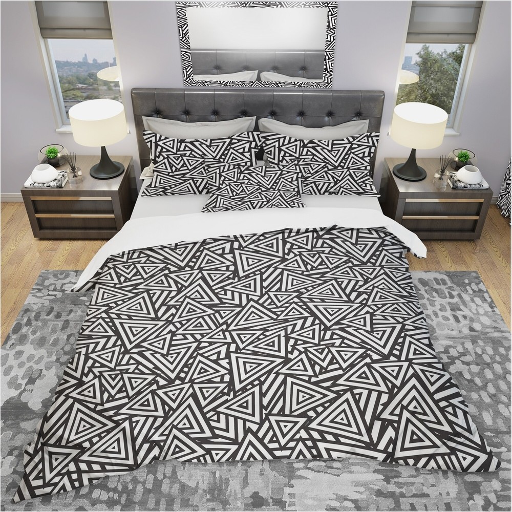 Designart 'Black and White Triangular Rhythm' Modern &