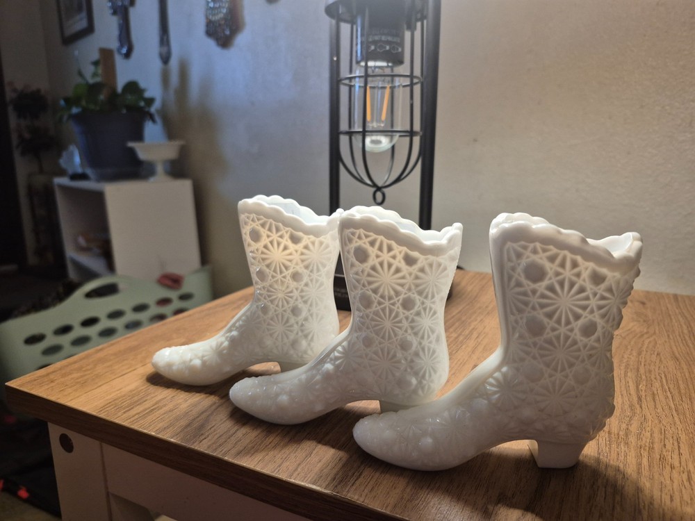 Fenton Milk Glass Boot Solid White VTG Daisy & Button Pattern Mint Condition