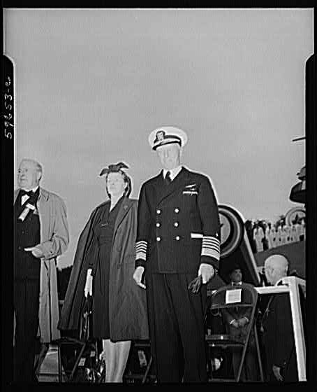 Photo:U.S. Navy Officer Woman 1940s Ceremony Portrait Sailor Uniform