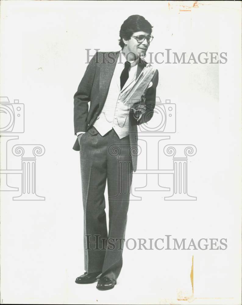 1977 Press Photo A young man wearing a suit - lra93807