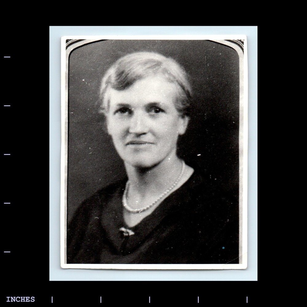 Old Vintage Photo SOLO FORMAL PORTRAIT OF WOMAN PEARL NECKLACE