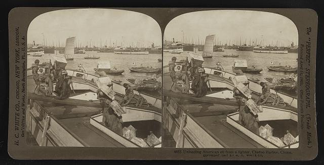 Photo:Unloading American oil from a lighter, Chefoo Harbor, China