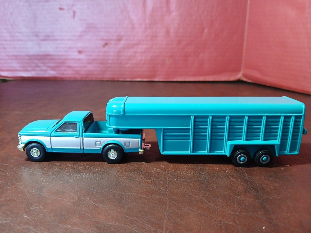 Ertl 1:64 F-250 Ford Pickup W/Goose Neck Livestock Horse Trailer Teal