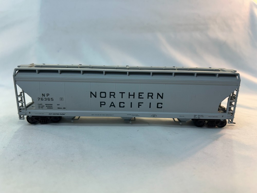 Accurail 2031.1 HO Scale ACF 3-Bay Insulated Covered Hopper Kit BUILT, NP #76365
