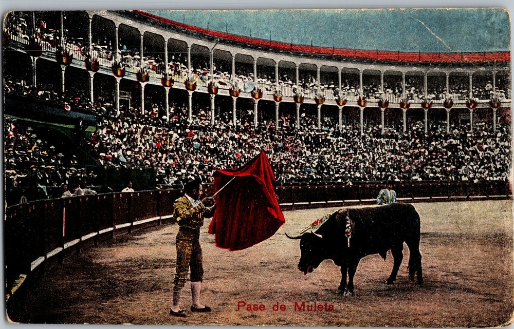 C1910 Mexico Bull Fight Pase de Muleta - Crutch Pass Standoff Postcard