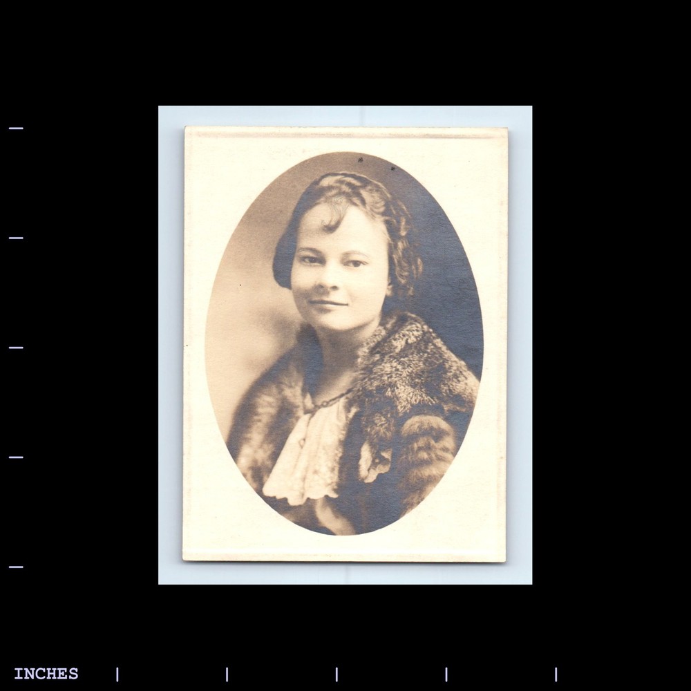 Vintage Photo SOLO FORMAL PORTRAIT OF WOMAN OVAL SHAPE