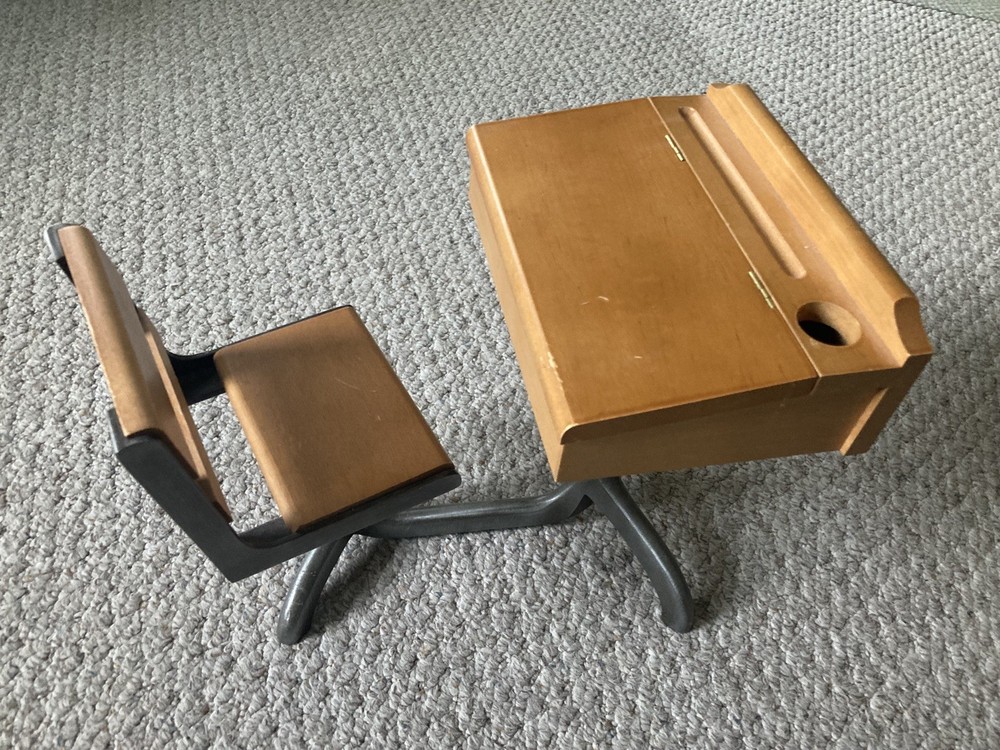 PLEASANT COMPANY American Girl Doll Molly Wood School Desk Retired