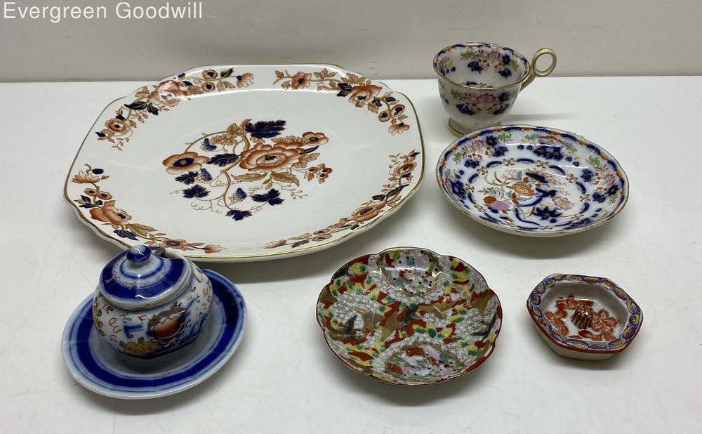 Lot of Miscellaneous Chinoiserie Patterned Polychrome Porcelain Dishware