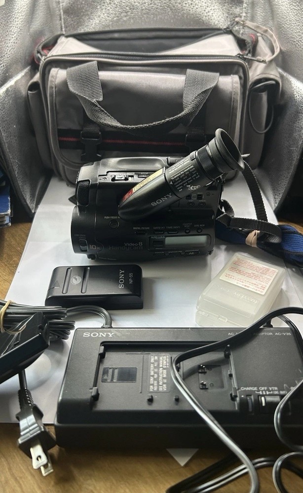 SONY CCD-TR71 Video Camera Recorder - Video 8 Handycam Bundle TESTED, TURNS ON