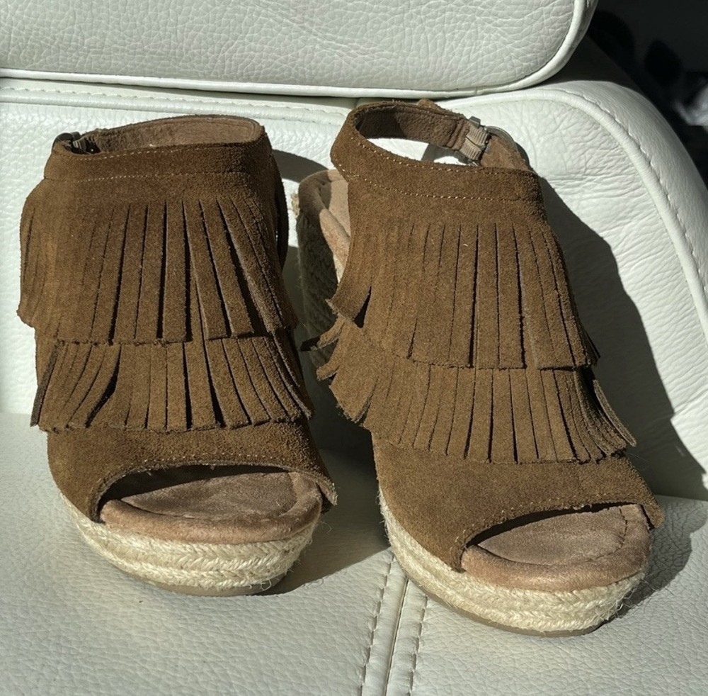 Minnetonka Brown Suede Fringe Top Wedges Sandals Size 6