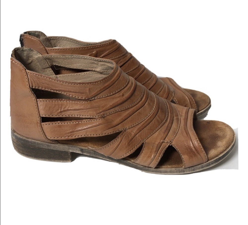Diba leather back zip peep toe sandals. Size 9.