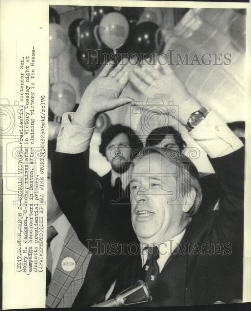 1976 Press Photo Senator Henry Jackson raises arms in victory in Boston