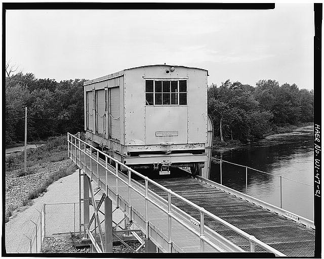 21. VIEW BULKHEAD HOIST CAR, LOOKING WEST - Upper Mississippi River 9-Foot
