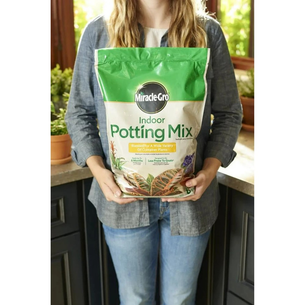 Miracle-Gro Indoor Potting Mix, Blended for a Variety of Houseplants - 6 qt