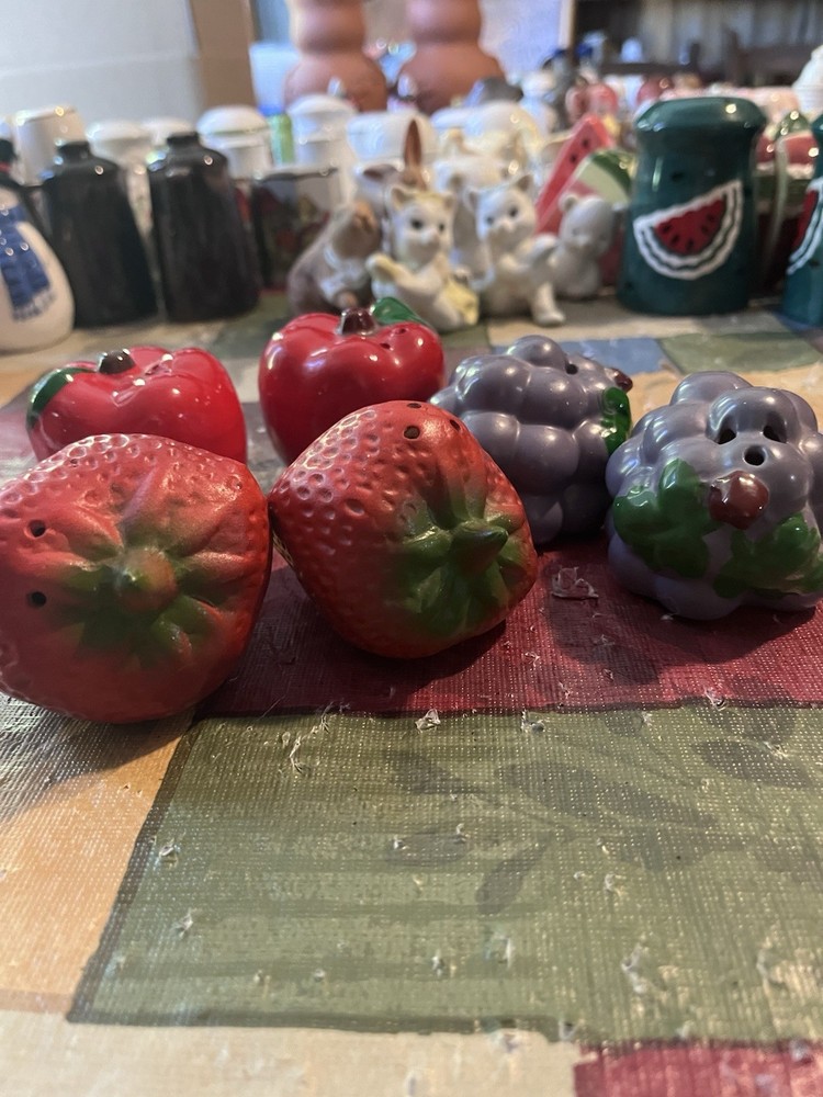 Red Green Ceramic Apple Fruit Shaped Salt & Pepper Shaker Set Made in Japan