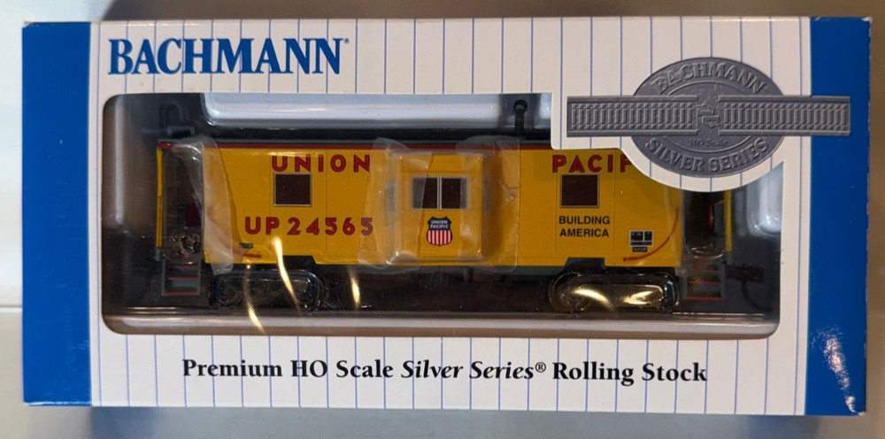 🚂 Bachmann 73205 HO Scale BAY-WINDOW WITH ROOF WALK CABOOSE UNION PACIFIC 🚂