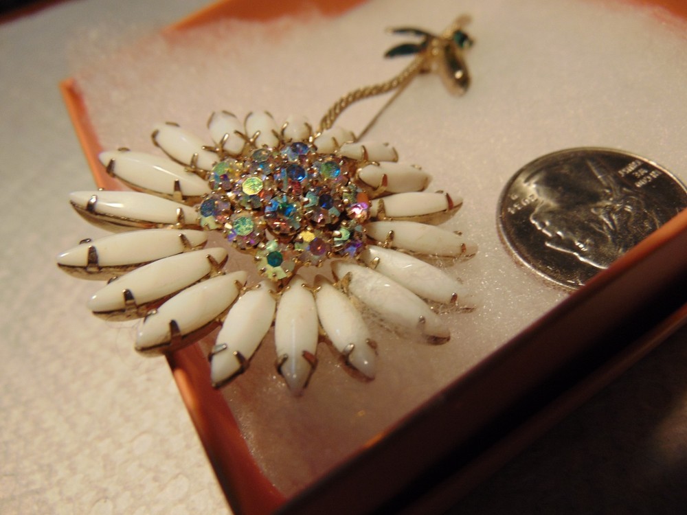 Vintage Unsigned Daisy  Juliana Or A Schreiner Brooch