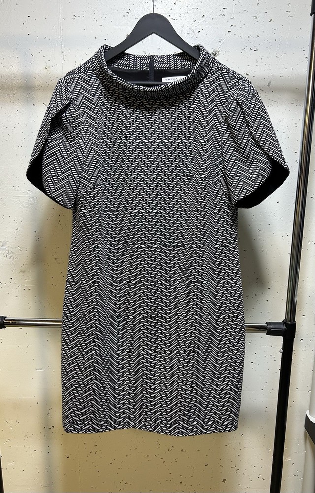 TRINA TURK BLACK AND WHITE PATTERN JACQUARD DRESS SIZE 14