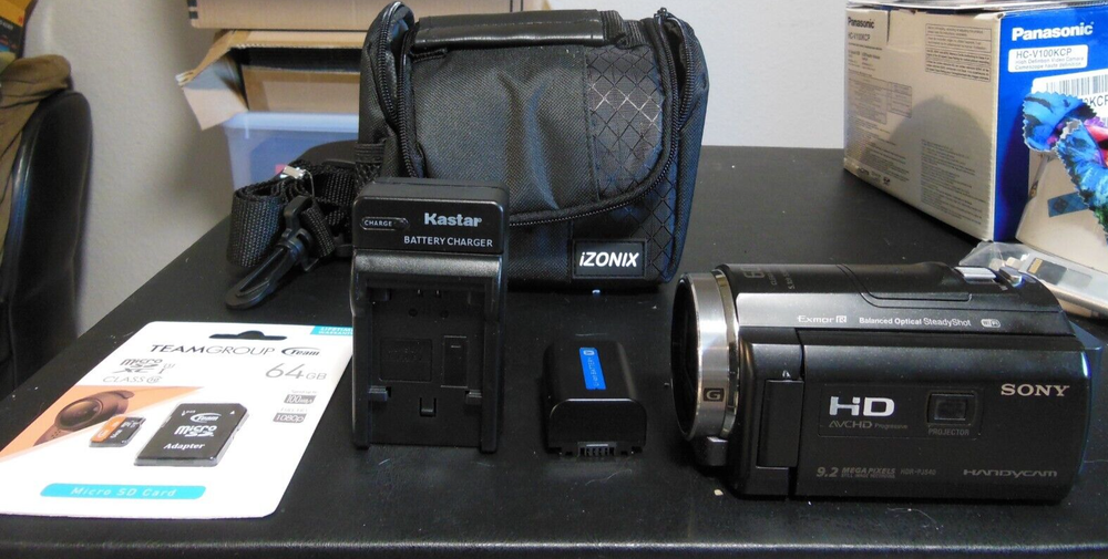 Sony Handycam HDR-PJ540 2 batteries, charger, 64GB micro SD card, Bag, Projector