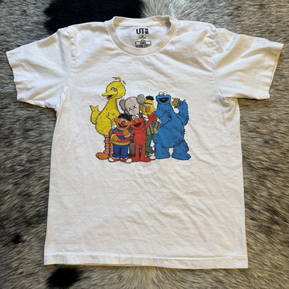 🧸 Uniqlo UT KAWS x Sesame Street Character Graphic T-Shirt White XS