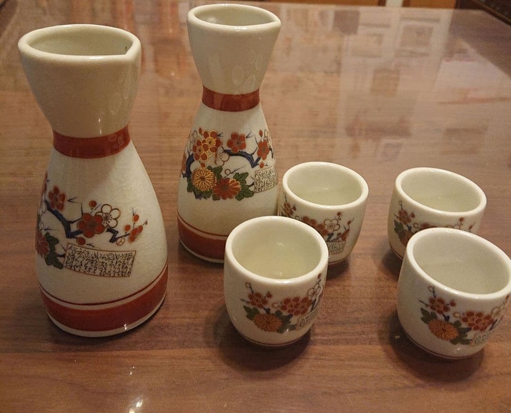 Tokkuri & Choko Set of 6 Showa Retro Japanese Sake Cups Gold Accents Traditional