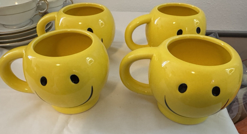 Set of 4 Vintge 70's Throwback Ceramic Smiley Face Yellow Coffee Mugs  3.5