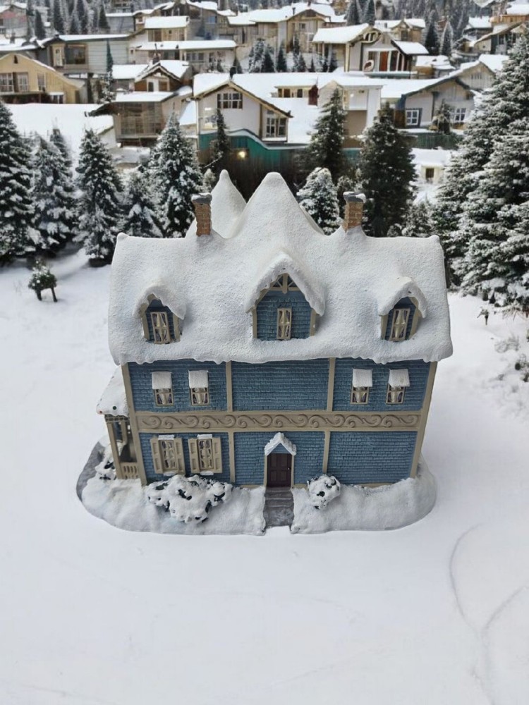 Hawthorne Village Holiday Bed & Breakfast 2000-Piece Lighted Christmas Set