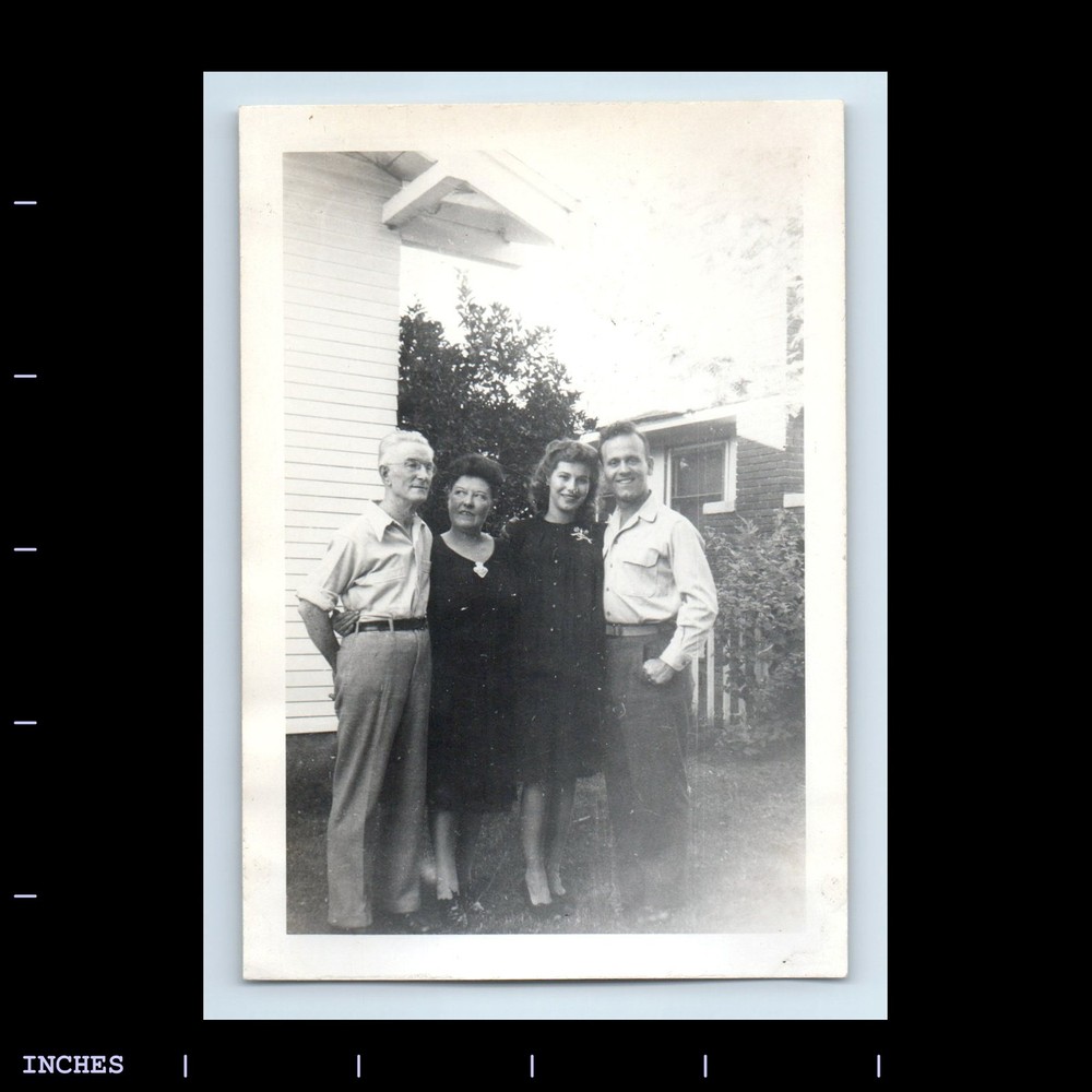 Old Vintage Photo AFFECTIONATE MEN WOMEN OUTSIDE HOUSE