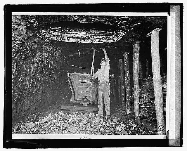 Photo:Coal mining