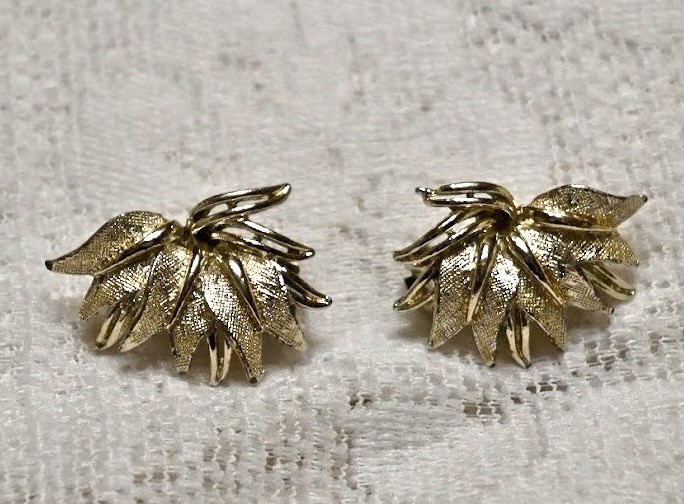Gold Tone Leaf Vintage Clip-On Earrings Nature Fashion Jewelry