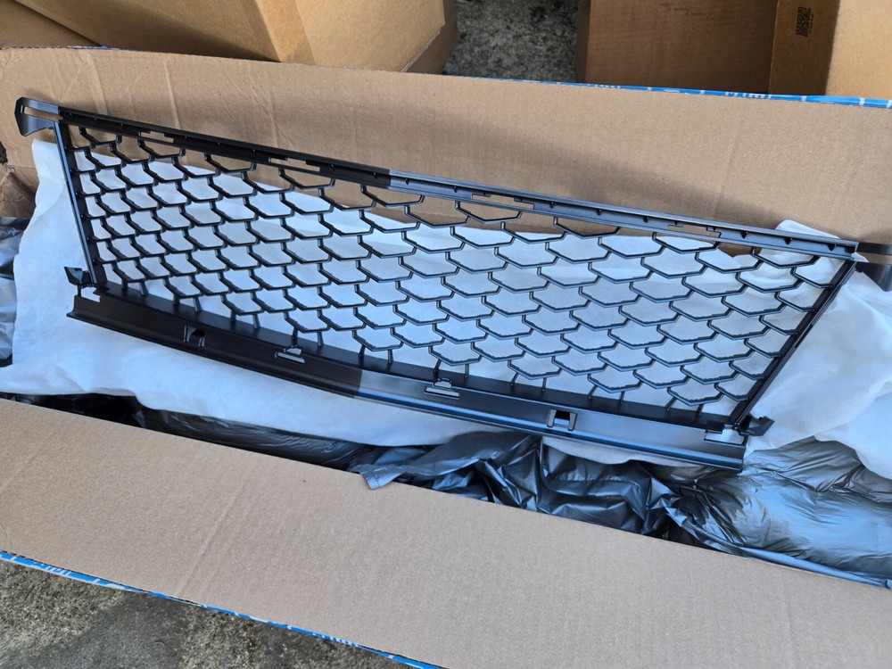Cadillac CT4-V 2022-2025 Front Lower Grille OEM 84433208 New