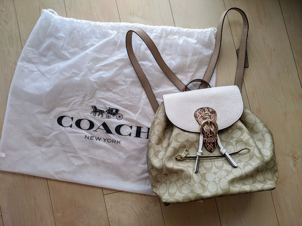 COACH Signature Backpack in Premium Leather with Stylish Design