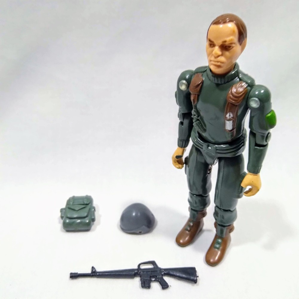 1982 GI Joe Grunt v1 Straight Arm with Rifle Helmet Backpack Broken Thumbs