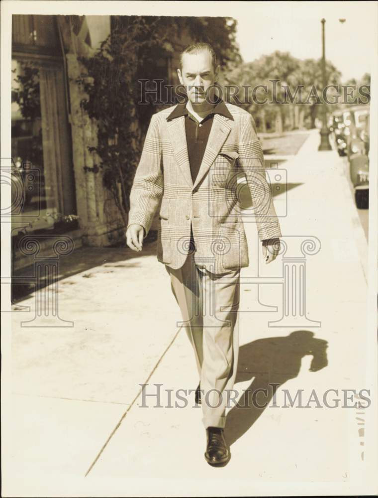 1936 Press Photo Milton Holden strolling along Palm Beach Avenue, Florida