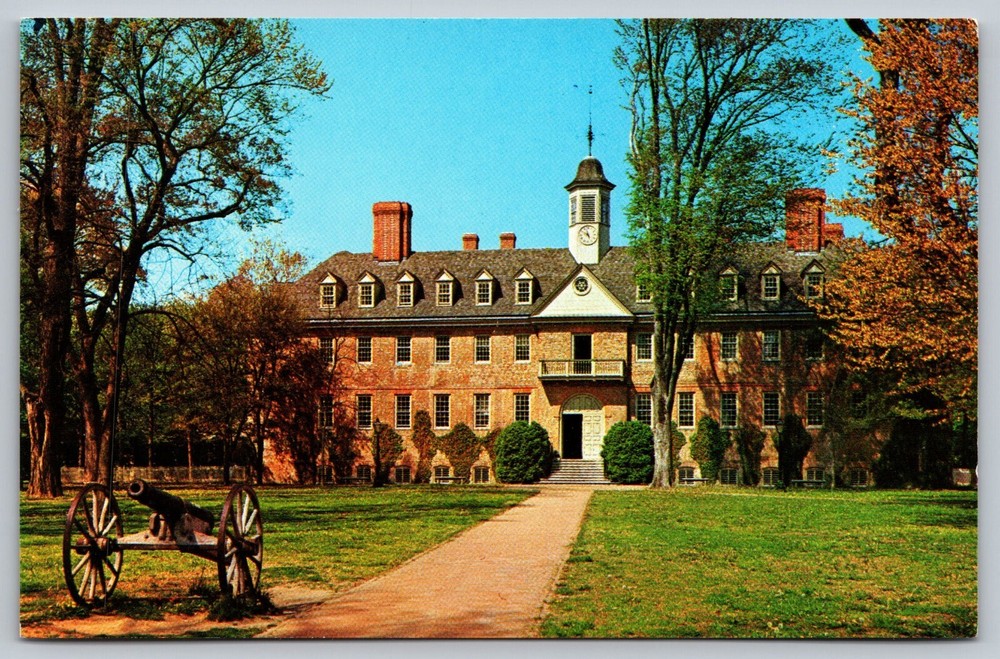 Wren Building College of William and Mary Williamsburg Virginia postcard  (A4)