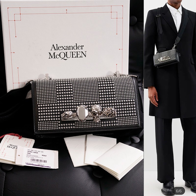 NEW $2,690 ALEXANDER MCQUEEN Black SKULL KNUCKLE Studded Leather Cross-body BAG