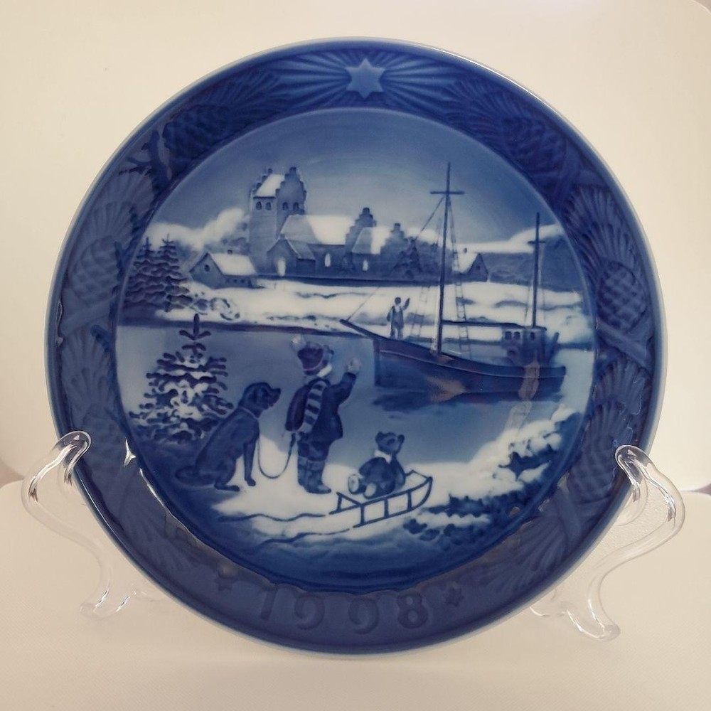 Royal Copenhagen 1998 Sven Vestergaard Plate Mid-Size Used