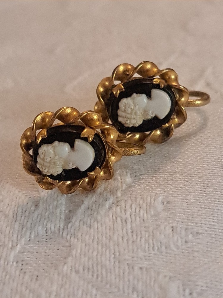 Vintage Black And White Cameo Goldtone Screw-back Earrings