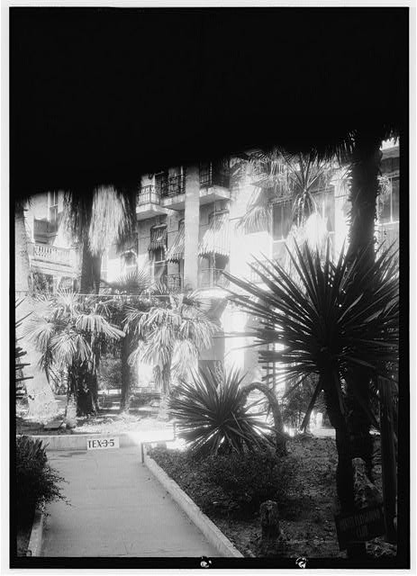 Photo:Texas 1930s Spanish Revival Apartment Building Courtyard Palm Trees