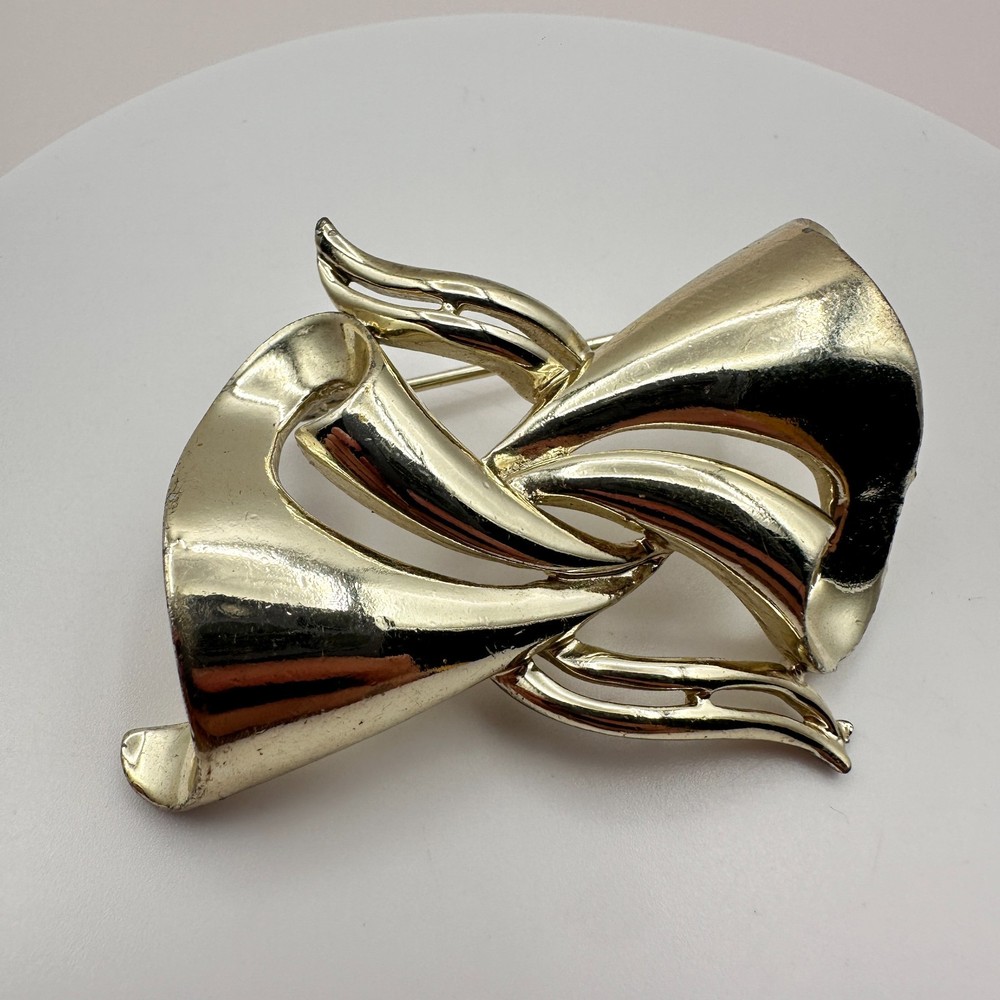 Vintage 60s Gold Tone Abstract Ribbon Swirl Brooch Modernist Statement Jewelry