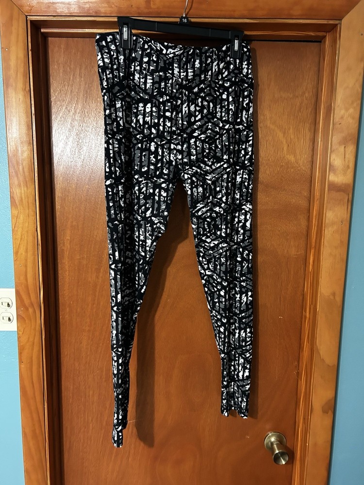 LuLaRoe Tall And Curvy Leggings Black And White Pattern