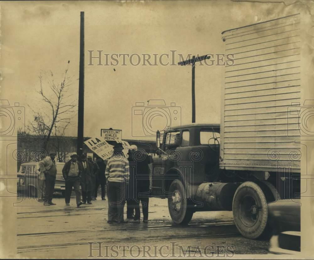 1969 Press Photo Longshoremen strike at Louisiana & River in New Orleans