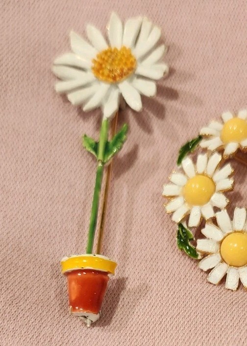 Vintage White Daisy Enamel Flower Brooch Pin With Yellow Center & Green Leaves