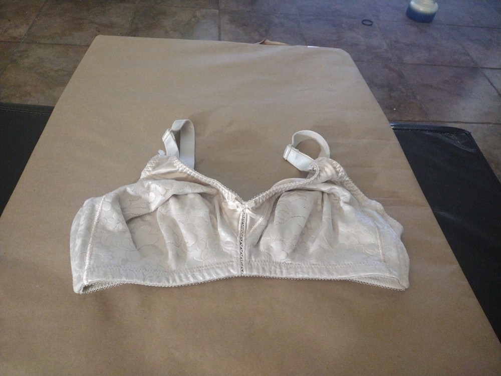Women's Bra Bali Brand Size 36D Underwire.