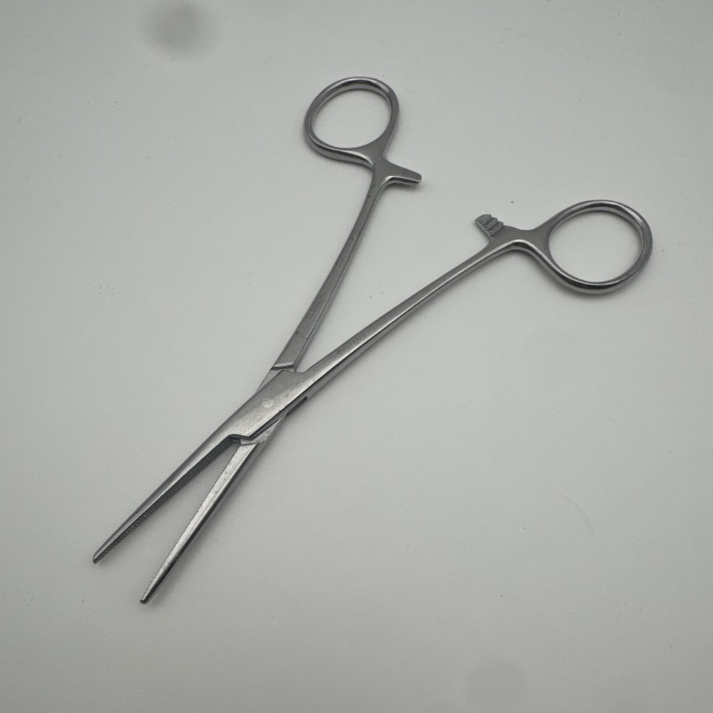 König MDS1225014 Crile Hemostatic Forceps, Straight, 5.5